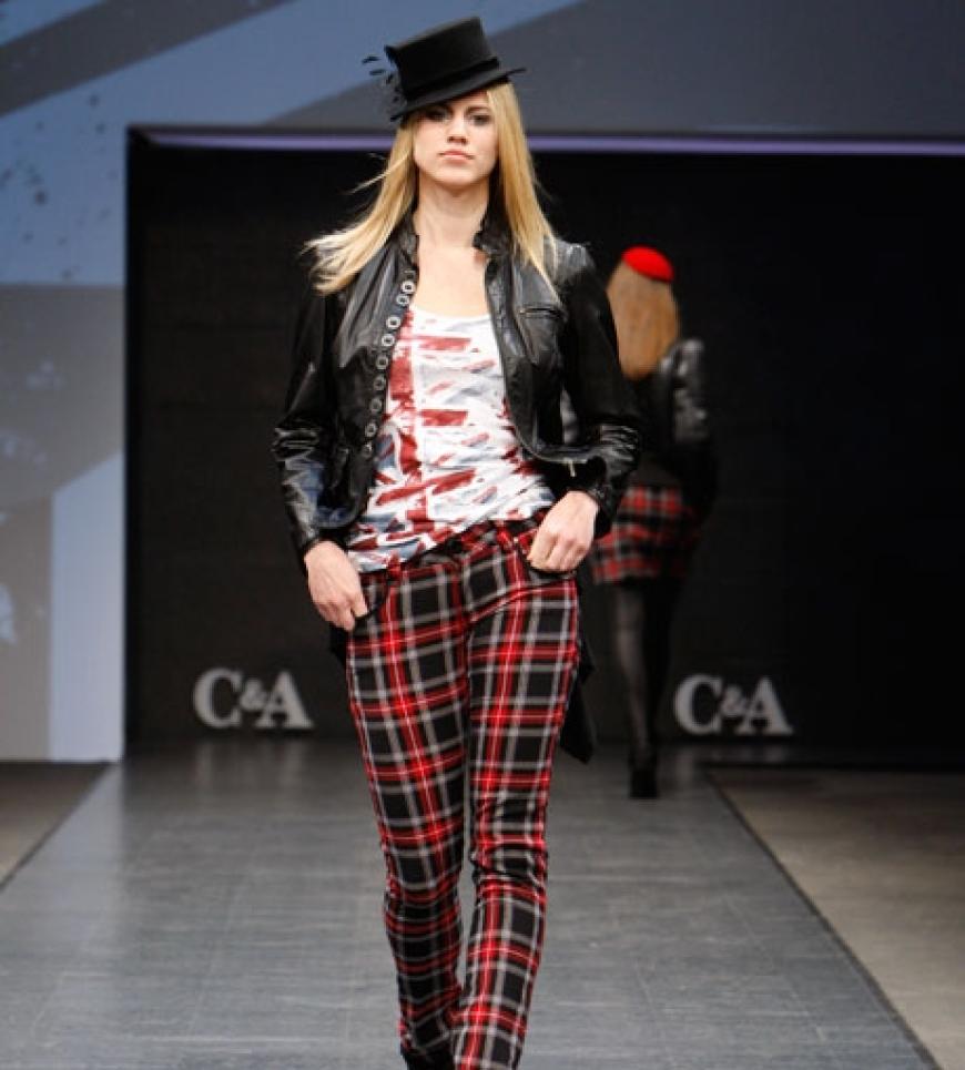Larissa im modernen britischen Dandy-Chic von C&A. Bunte Schottenkaros gemischt mit Leder, Leggins und Print-Shirts zeigen uns das London von heute. Copyright: C&A