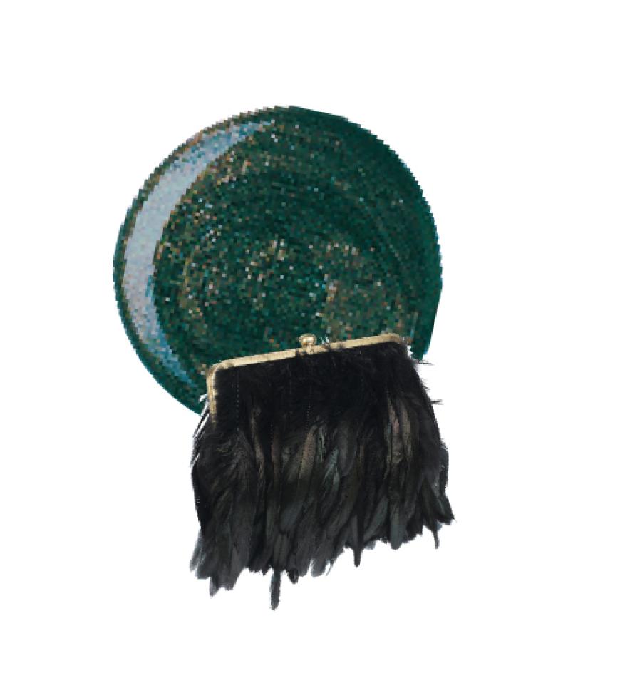 Mit schwarzen Federn von Accessorize, ca. 54 EuroDazu passt: „Devils Backbone“ von Priti NYC über zalando.de, ca. 11 Euro