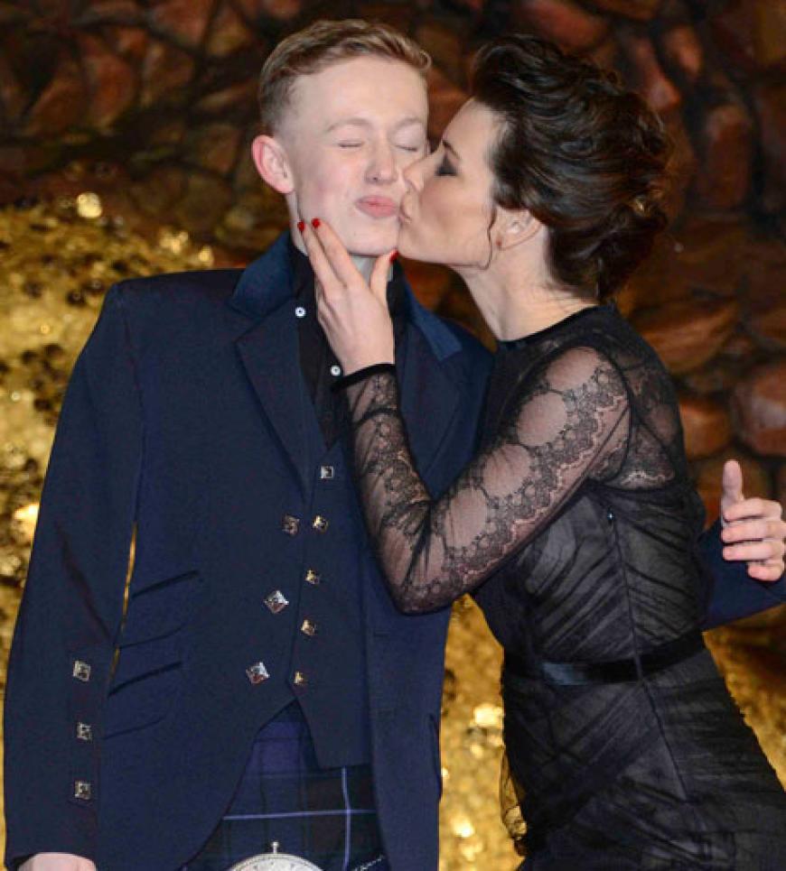 Süß: die kanadische Schauspielerin Evangeline Lilly drückte´ John Bell einen Knutscher auf die Wange´