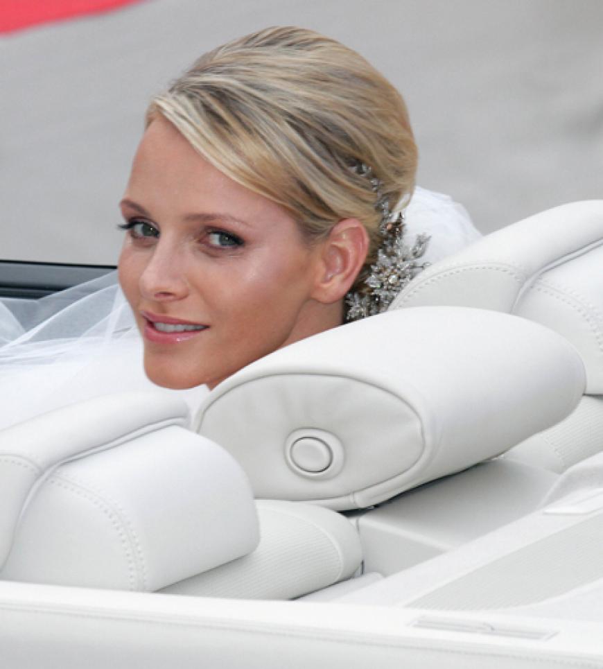 Charlene zeigt ihre wunderhübsche Hochsteckfrisur von der Seite
