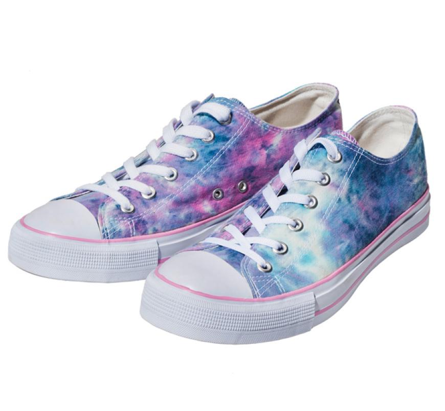 Sneakers im Batik-Look, ca. 17 Euro von Ann-Christine