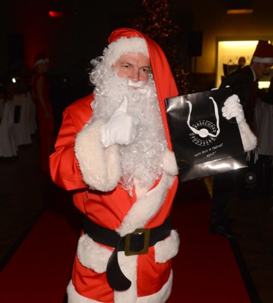 Fußball-Legende Lothar Matthäus hatte sich mit Rauschebart und Santa-Mantel besonders ins Zeug gelegt und beschenkte die Gäste