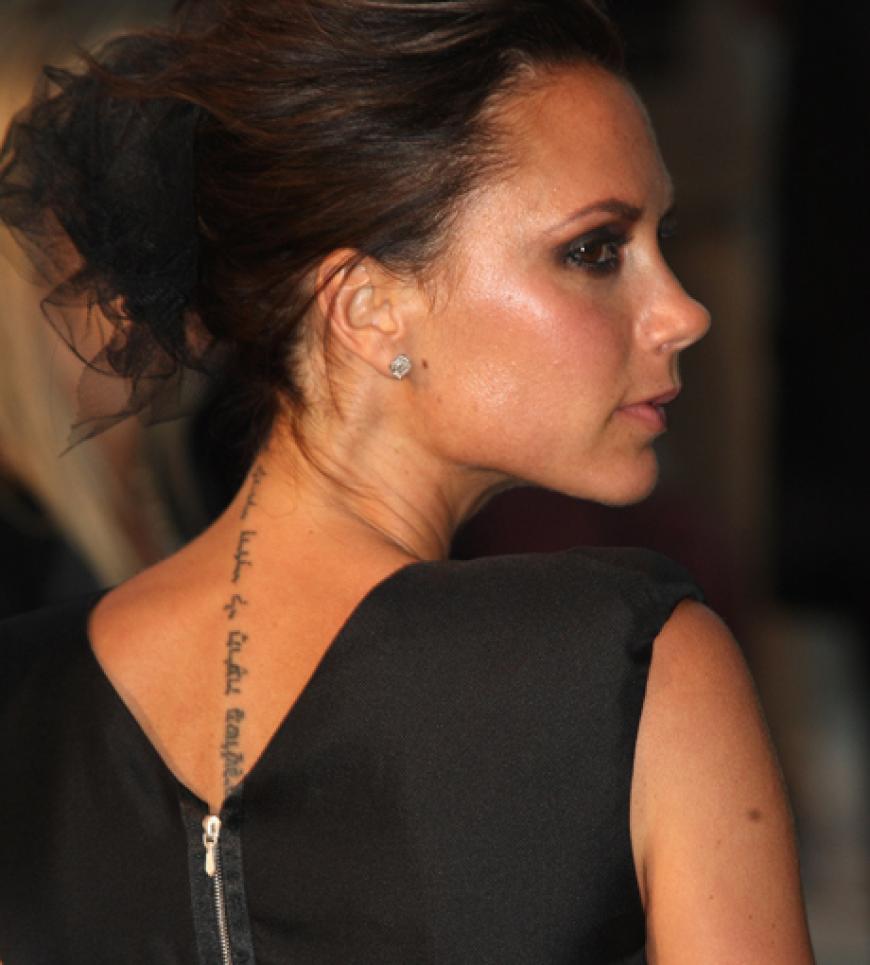Victoria Beckham trägt im Nacken den Satz: