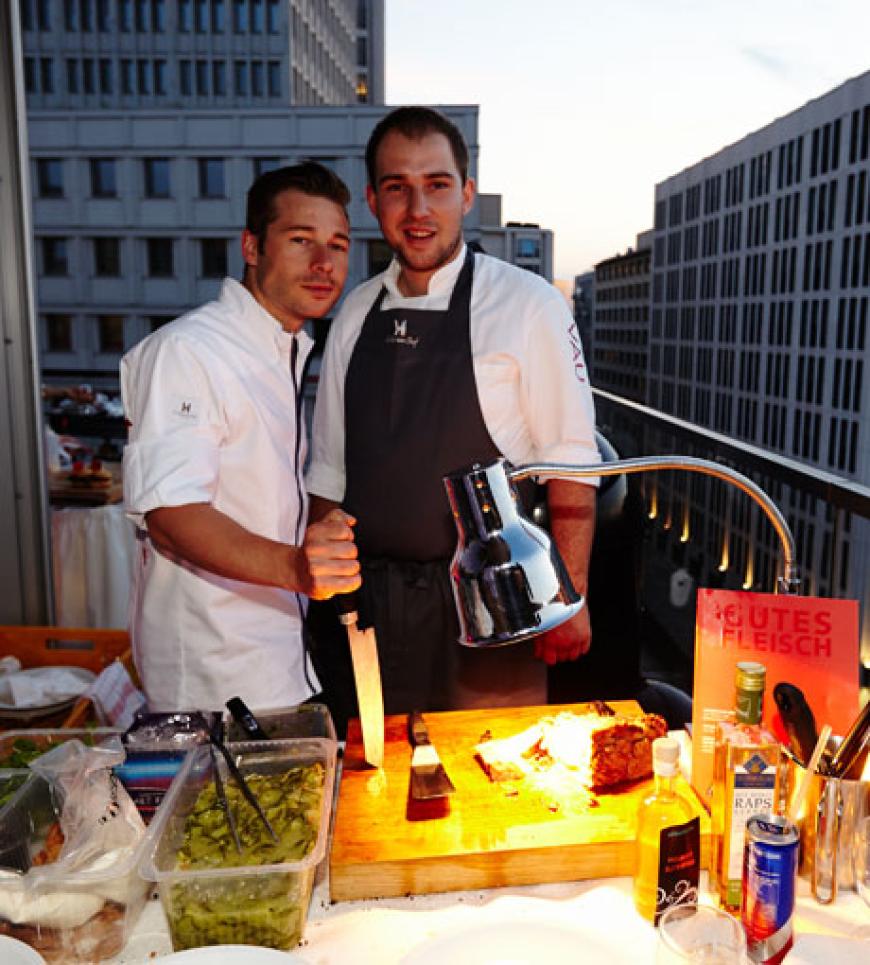 Die Jungs von der Grillstation: Nils Jorra von OTTO Gourmet und Robert Pucek, aus dem Restaurant VAU (Berlin), versorgten die Gäste mit den besten Burgern frisch vom Grill