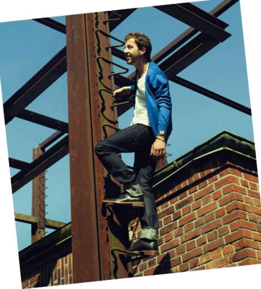 Leuchtend blauer Cardigan von van Laack, ca. 230 Euro. Jeans aus ungewaschenem Denim von Wrangler, ca. 130 Euro. T-Shirt aus Baumwolle mit V-Ausschnitt von
American Apparel, ca. 15 Euro. Schuhe von Cos