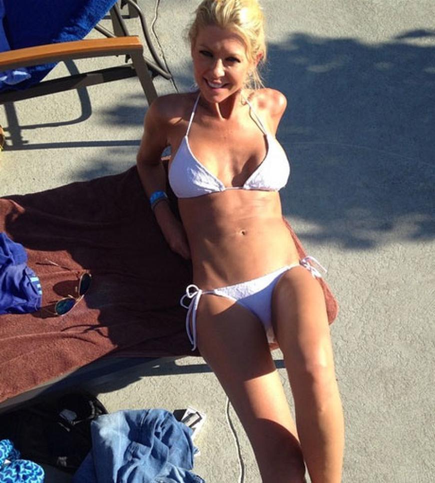 Tara Reid versteckt ihren Bauch nicht