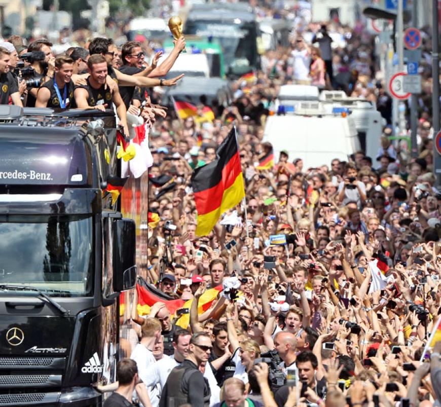 Der Siegerbus bahnt sich seinen Weg