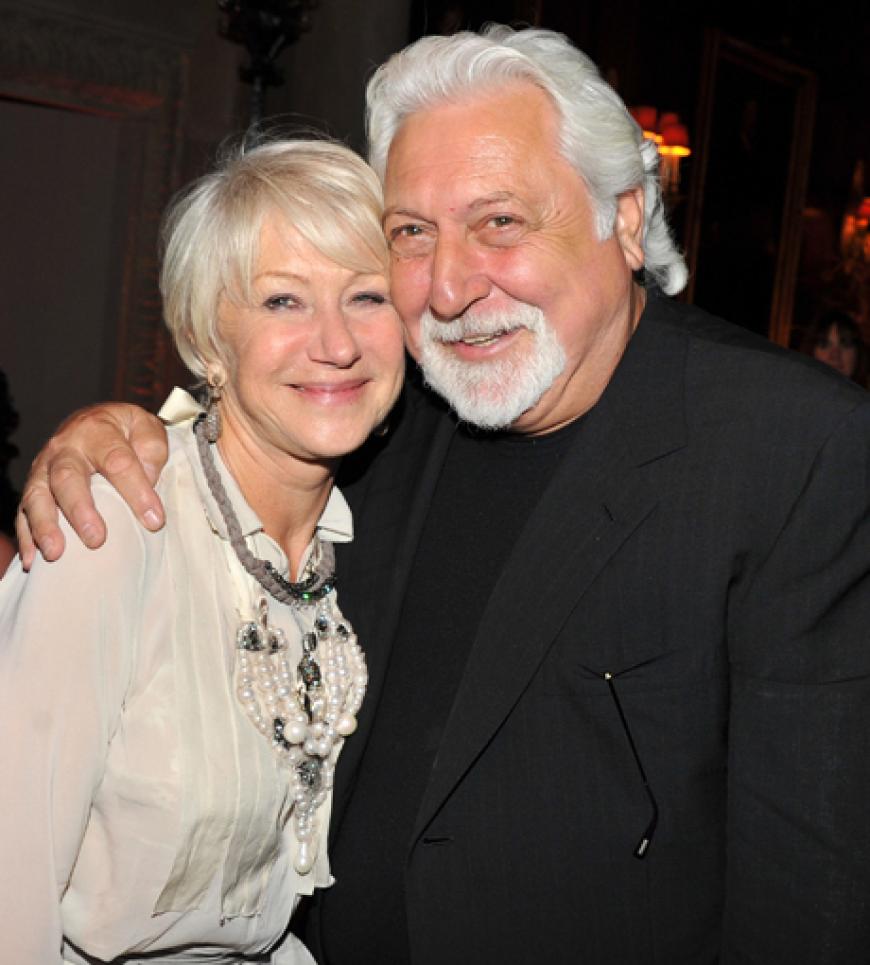 Helen Mirren schmiegt sich an