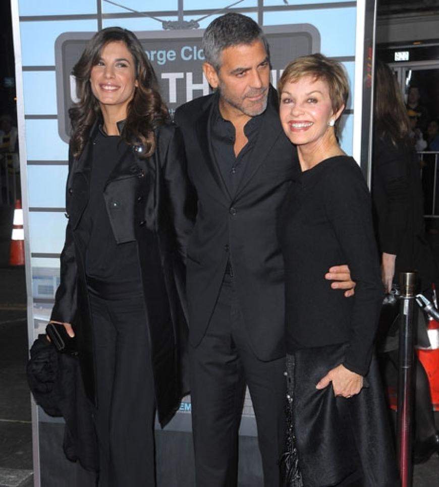 Hahn im Korb: George Clooney zwischen den momentan wichtigsten Frauen seines Lebens: Seiner Freundin und seiner Mutter
