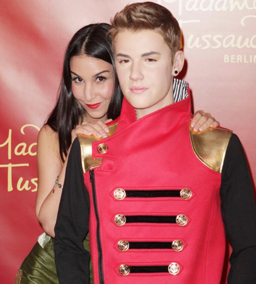 Die Schauspielerin wollte das Duplikat gar nicht mehr loslassen. Hat sich da vielleicht ein heimlicher Bieber-Fan geoutet?