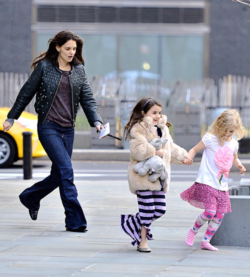 Endlich darf Suri Cruise Kind sein! Während sie früher nur an Mamas und Papas Hand durch New York trottete, tobt sie im März 2013 mit einer kleinen Freundin durch New York. Mama Katie versucht, Schritt zu halten