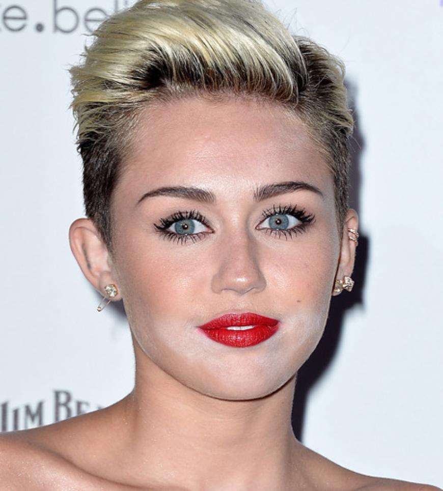 Huch! Ist das jetzt der neue Duo-Make-Up Trend? Miley Cyrus erschien mit einer kuriosen unteren Gesichtspartie zur