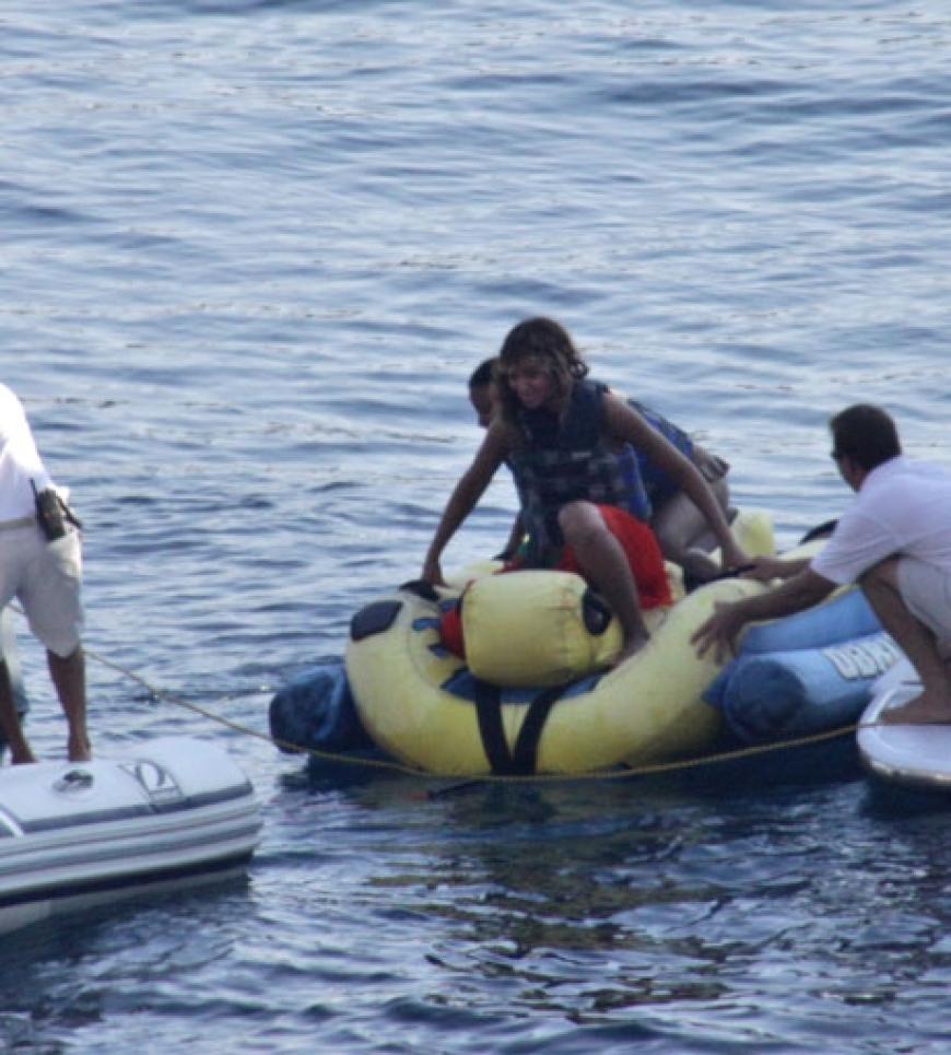 Bodyguards helfen dem Star wieder sicher aufs Boot zu gelangen