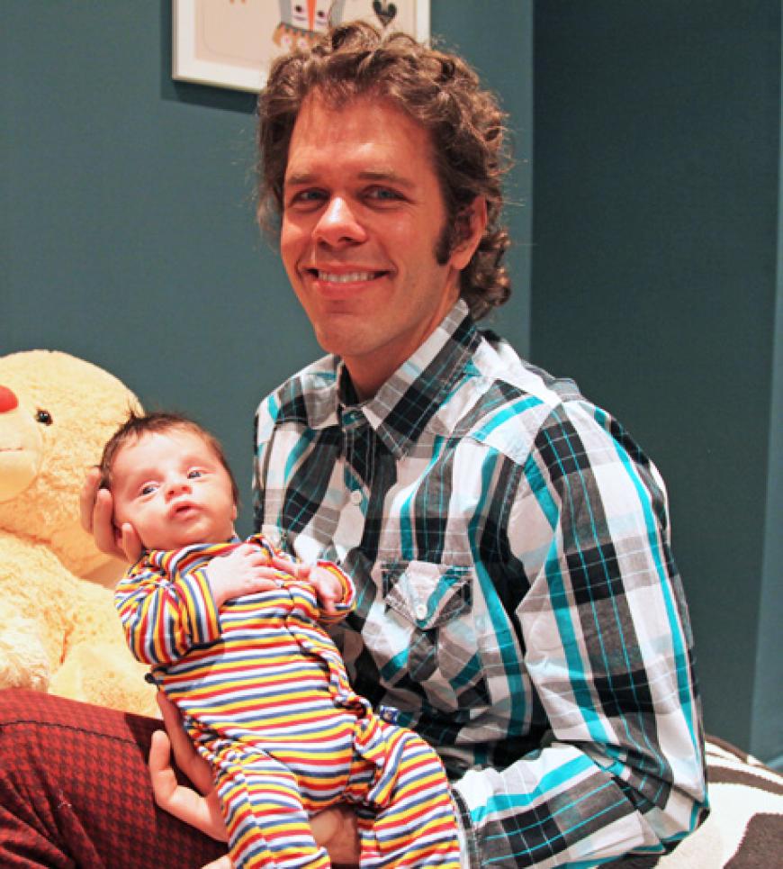 Perez Hilton zeigt zum ersten Mal seinen Sohn Mario. Mitte Februar wurde der Promi-Blogger durch eine Leihmutter Vater