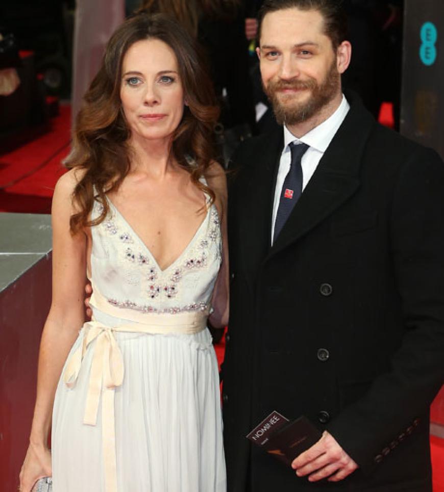 Kelly Marcel mit Hollywood-Star Tom Hardy. Er durfte den Award an Cate Blanchett (