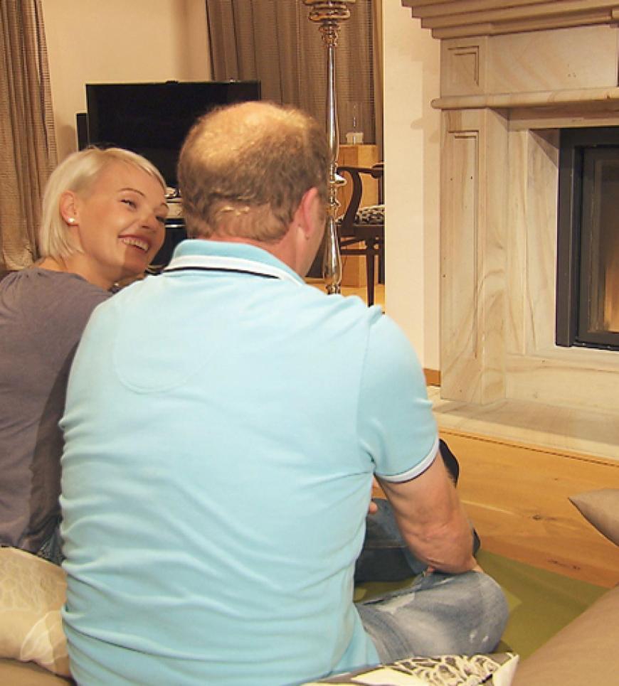 Den Tag lassen die beiden vor dem Kamin ausklingen
