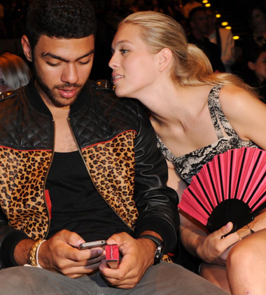 Verdächtig häufig wurden die Zwei auf der Fashion Week zusammen gesehen. Noah Becker soll Laura auf dem Catwalk bei der Basler Show gesehen und sie anschließend angesprochen haben. Ob es gefunkt hat?