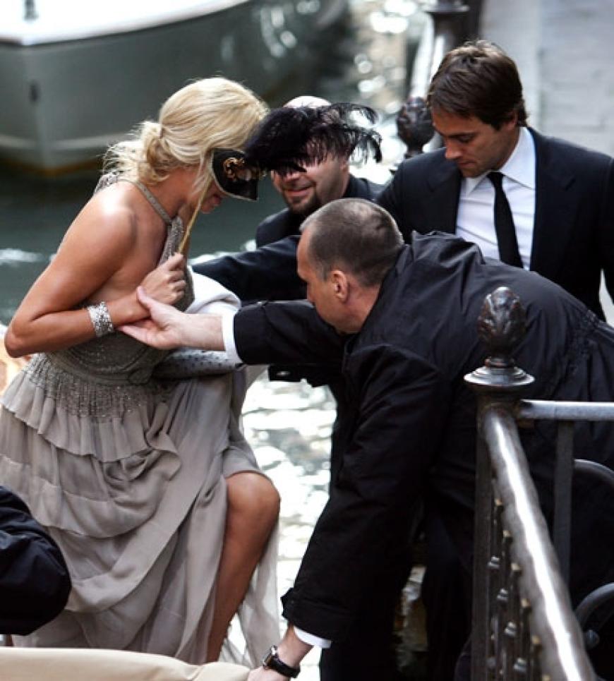 Charlize Theron verlässt die Gondel um im Palazzo Grassi zu feiern