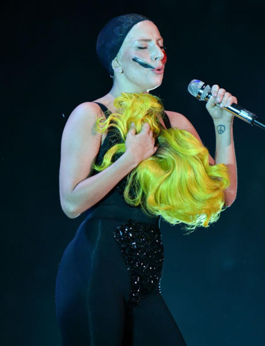 Perrückentausch im Sekundentakt: Lady Gaga performte ihre Single