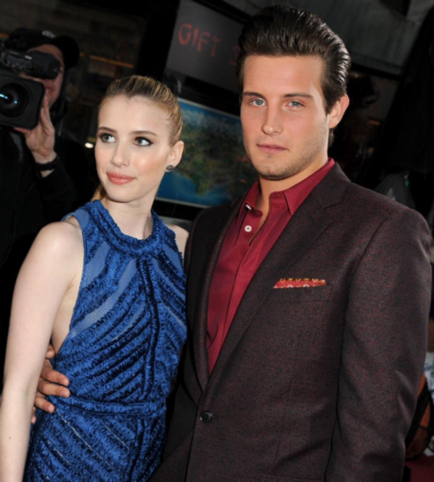 Schönes Paar - aber nur für die Kameras: Emma Roberts posiert mit ihrem Filmkollegen Nico Tortorella