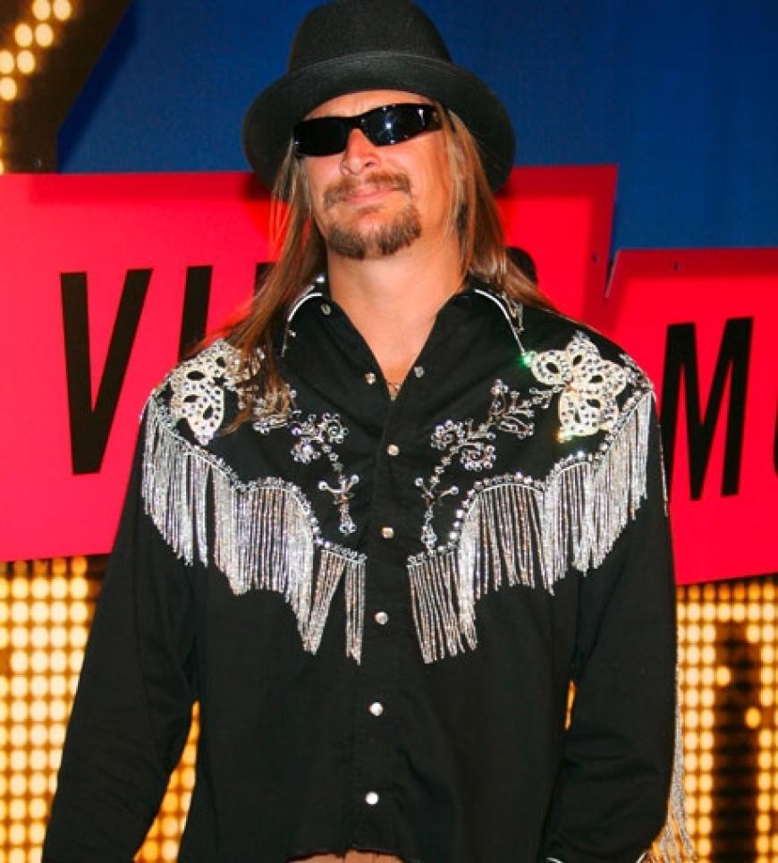 Gewohnt lässig mit Zottelhaaren, Sonnenbrille und Hut kommt Kid Rock als Gast zu den MTV Awards
