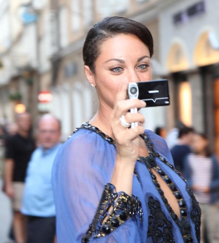 Lilly hält den Abend mit ihrer Digitalkamera fest