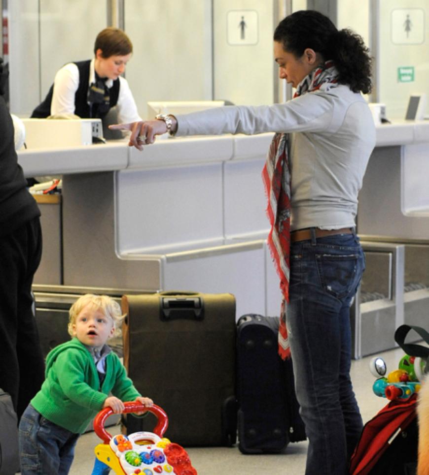 Lilly Becker checkt mit Söhnchen Amadeus am Flughafen Berlin Tegel ein. Es geht für die Familie in Richtung London