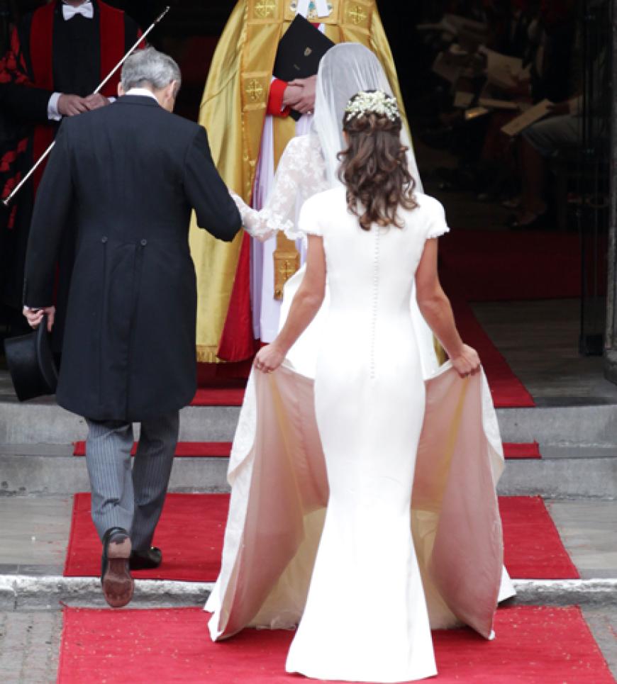 Pippa kümmert sich liebevoll um Kates Brautkleid