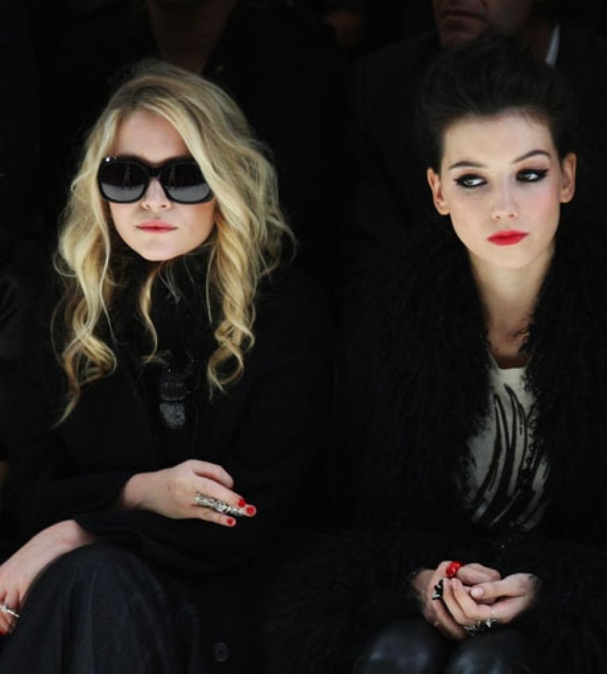 Mary-Kate Olsen und Daisy Lowe schauen sich gemeinsam die Show von