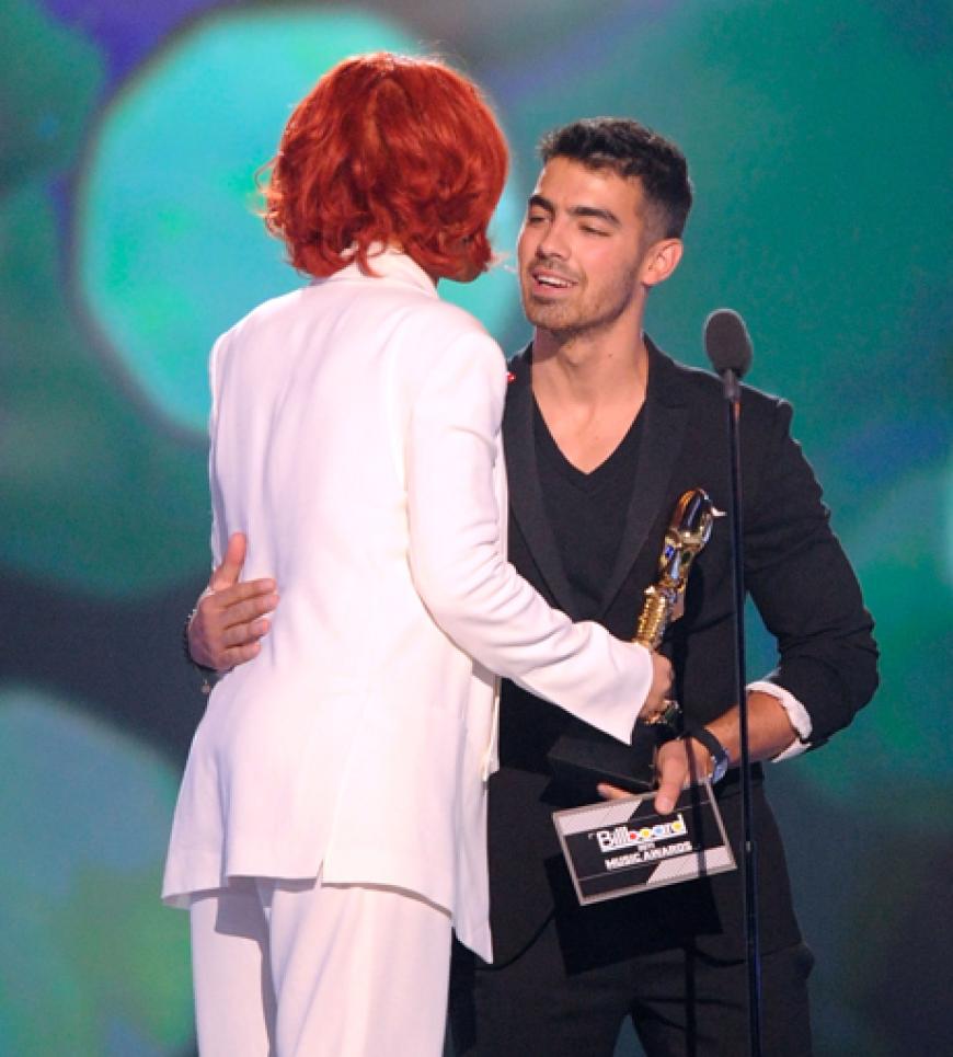 Rihanna konnte sich gleich drei Mal freuen: Sie wurde zur besten weiblichen Künstlerin, zum besten Radio-Song und gemeinsam mit Eminem für den besten Rap-Song gekürt. Hier übergibt Joe Jonas ihr den Preis für den besten Radio-Song