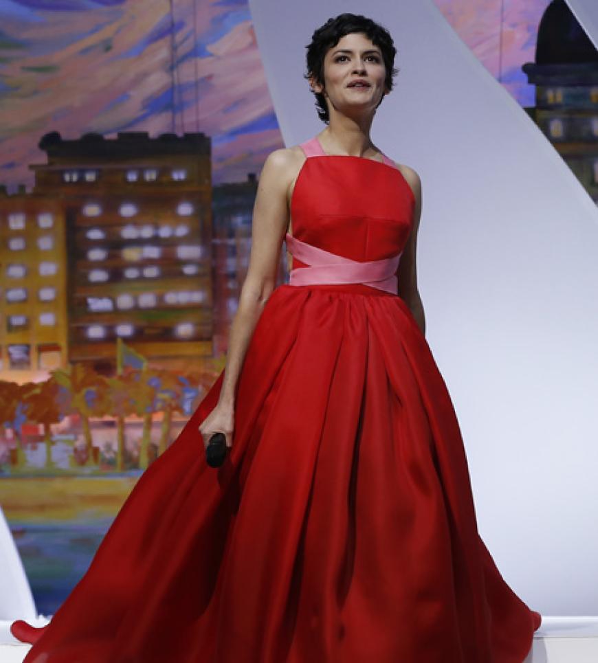 Audrey Tautou tritt in einem Traum in Rot auf die Bühne in Cannes