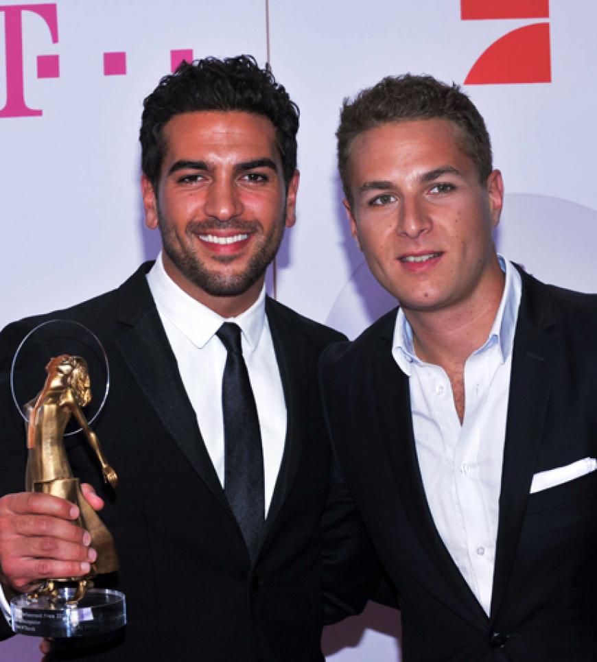 Elyas M'Barek freut sich über seine Auszeichnung als Bester Schauspieler mit seinem Bruder und Laudator Joseph M'Barak