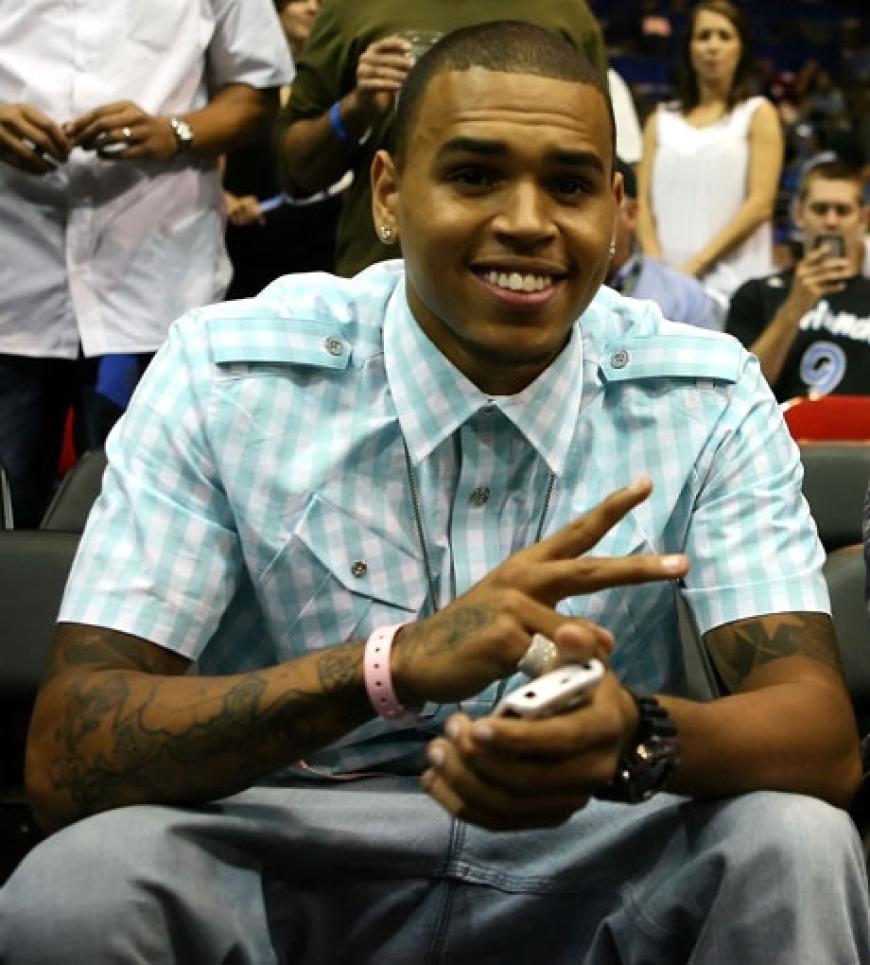 Chris Brown entspannt beim Basketball. Kurze Zeit später muss er sich am 22. Juni wegen seiner Prügel-Attacke auf Rihanna vor Gericht verantworten