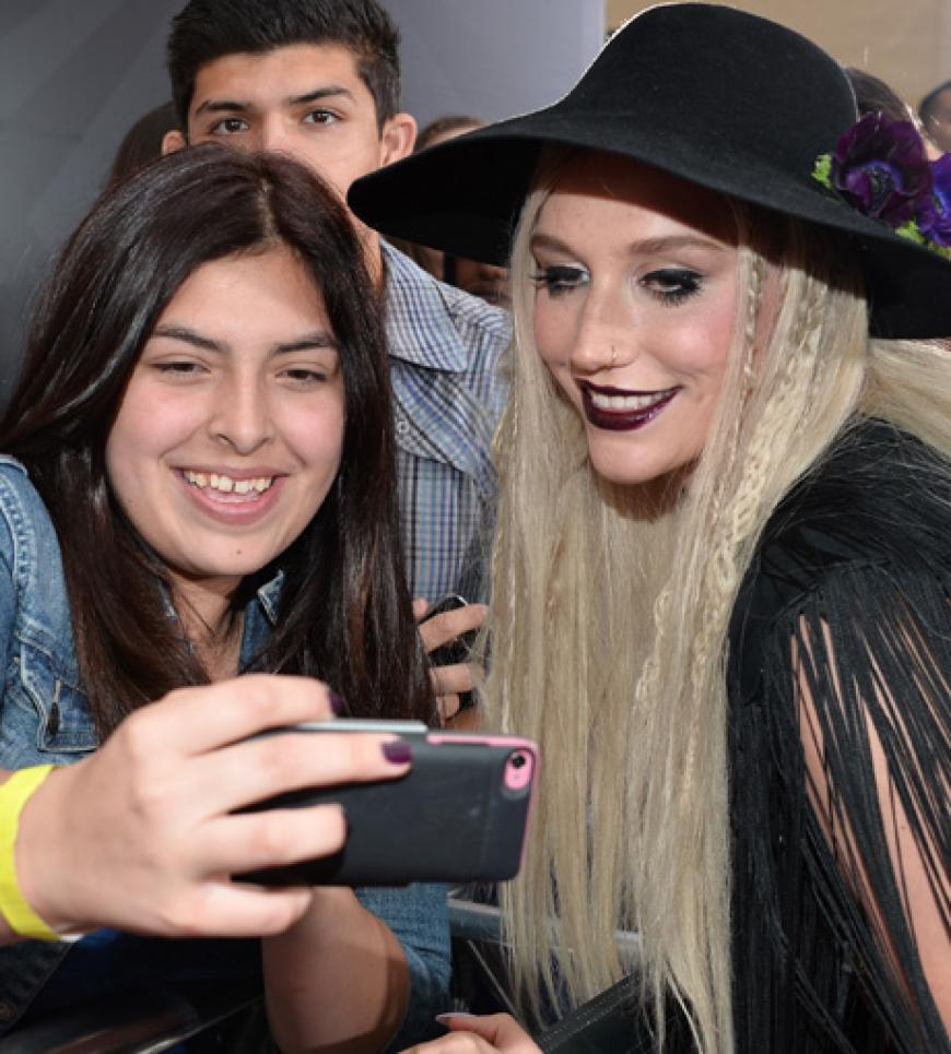 Sängerin Ke$ha ließ sich mit ihren Fans fotografieren