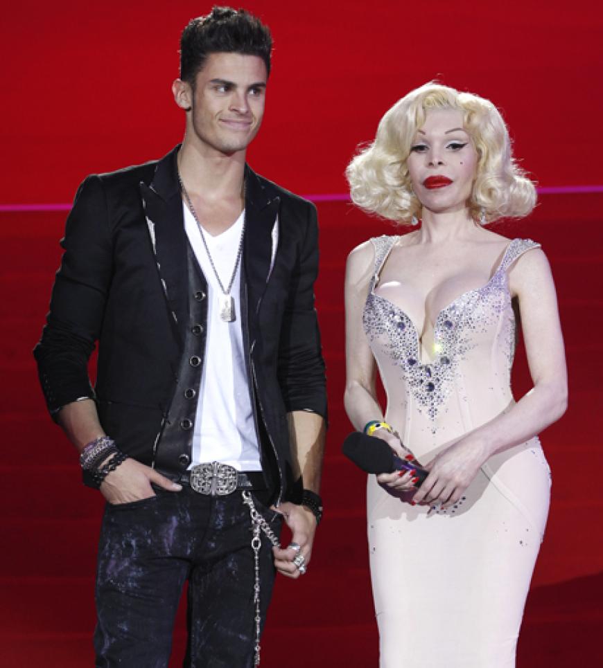 Topmodel Baptiste Giabiconi stand zusammen mit Amanda Lepore auf der Bühne