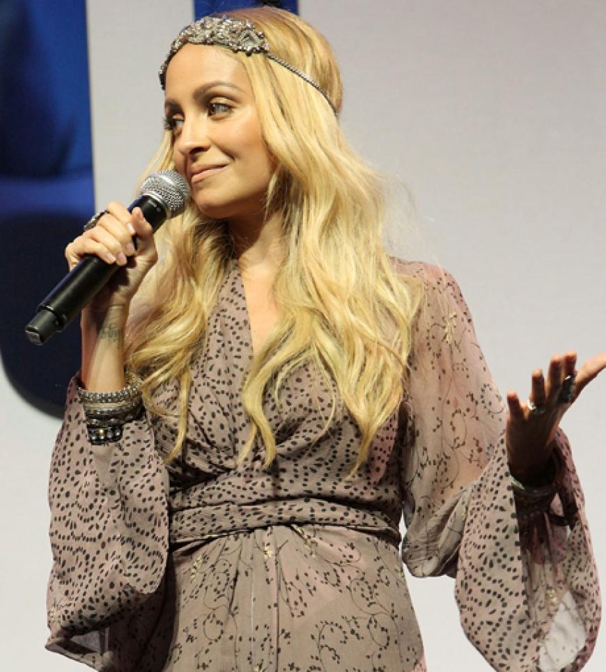 Nicole Richie hinterm Mikrofon