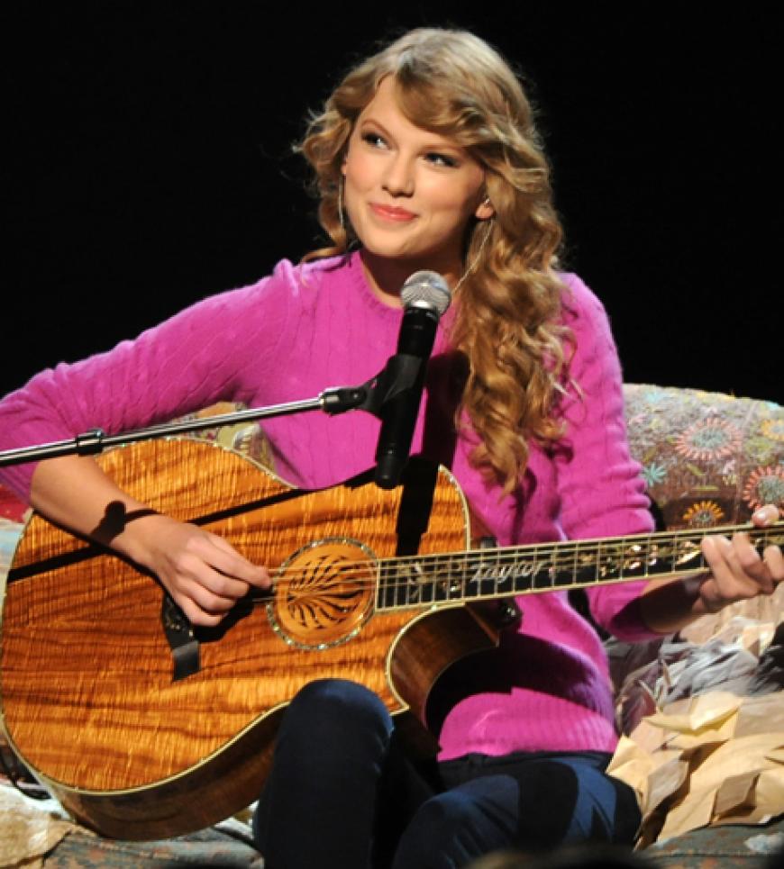Ganz entspannt: Taylor Swift performte bei den diesjährigen Country Music Awrads in Nashville