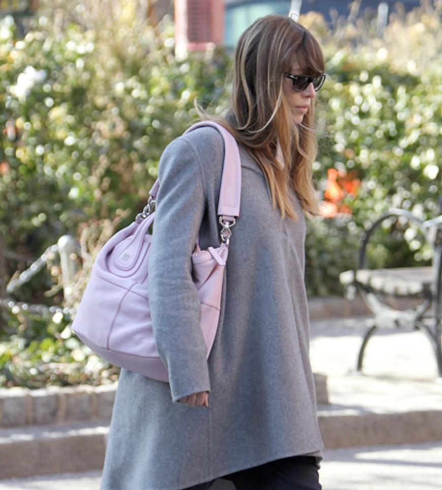 Auch Accessoires sind beliebte Eye-Catcher in Rosa. Schauspielerin Jessica Biel hat sich sofort die Givenchy Trendtasche in der fröhlichen Farbe gesichert.