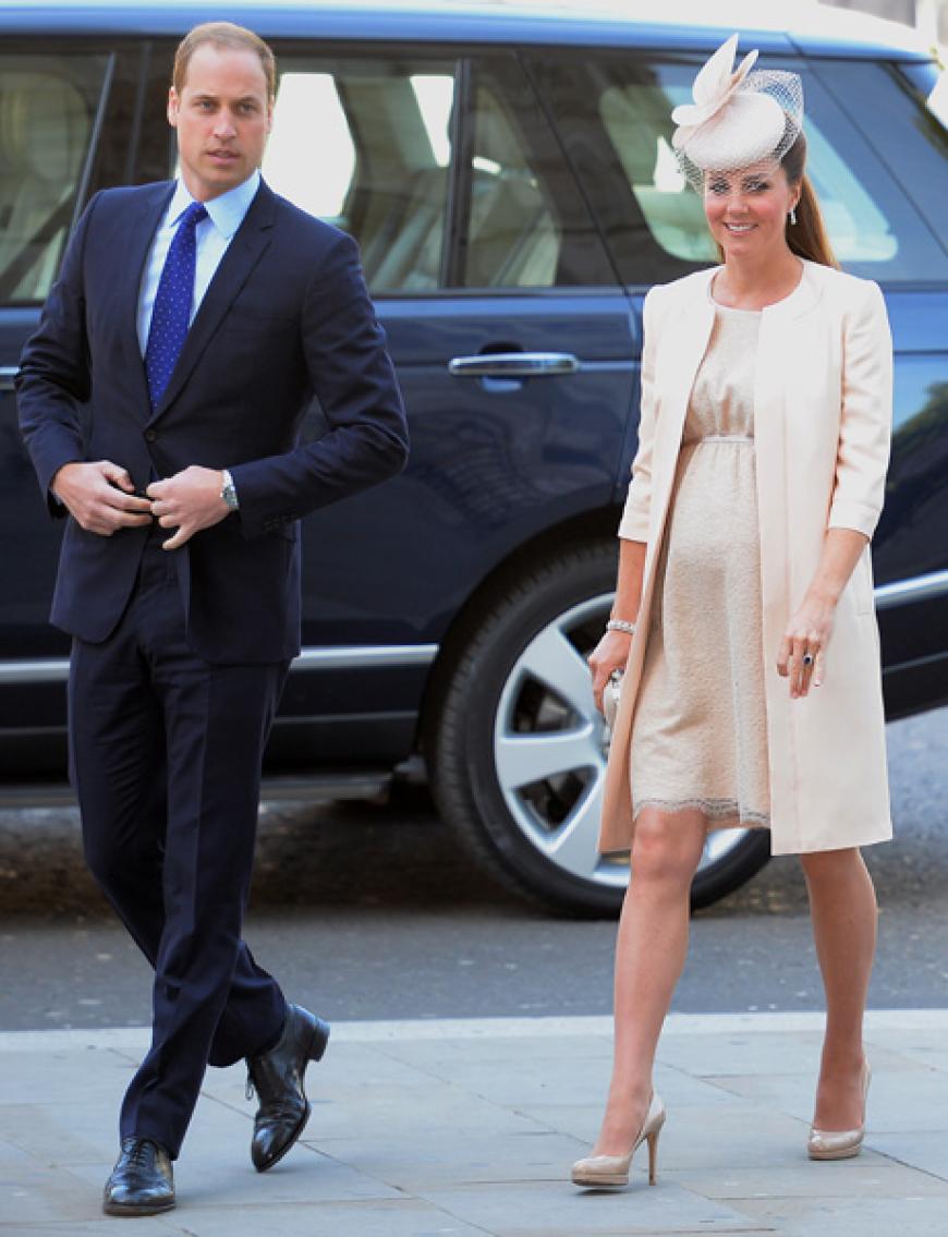 Zum Thronjubiläum der Queen Anfang Juli erschien Kate in einem creme-farbenen Outfit von Jenny Packham. Passend dazu: ihr Fascinator
