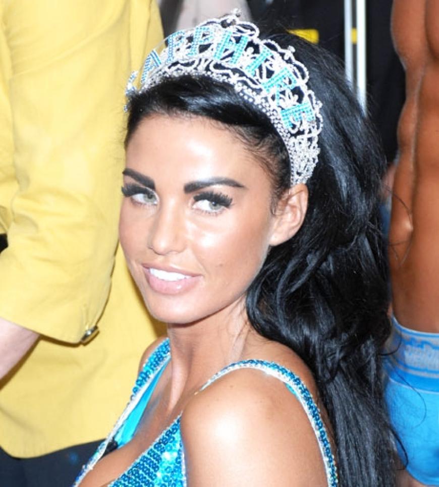 Katie Price stellte in London ihr eigenes Buch vor und lenkte mit ihrem Outfit gekonnt von der Lektüre ab