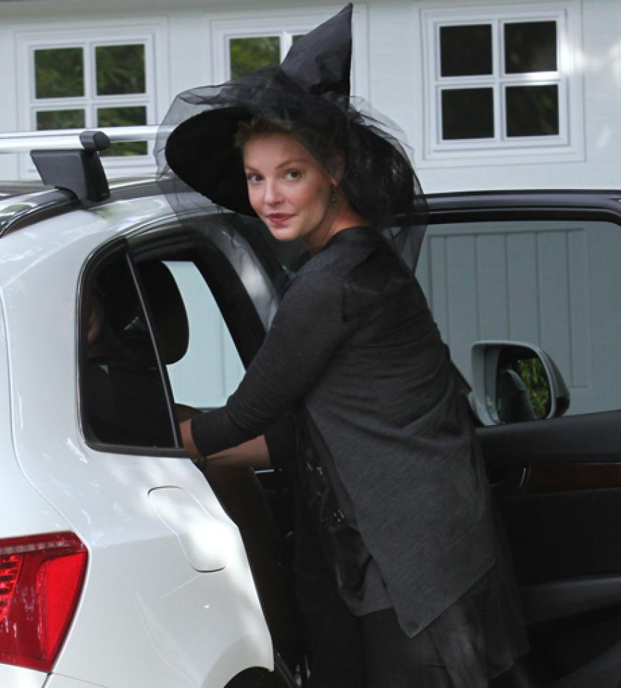 Schauspielerin Katherine Heigl nimmts mit der Verkleidung nicht so genau. Ein Hexenhut muss reichen!