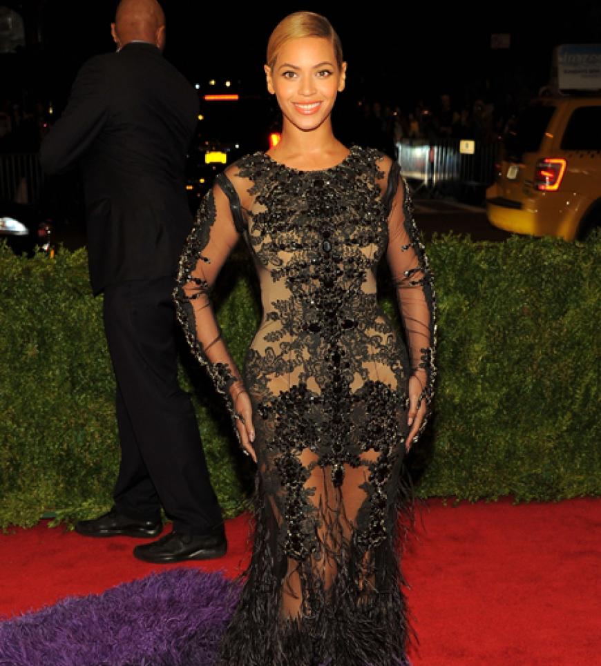 Sexy! Beyoncé Knowles präsentiert sich knapp vier Monate der Geburt von Töchterchen Blue Ivy im durchsichtigen Spitzenkleid