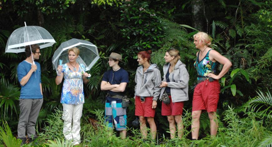 Tag 15 im Camp:´ Daniel Hartwich und Sonja Zietlow verkünden die heutige Prüfung. Joey Heindle, Fiona Erdmann, Geburtstagskind Claudelle Deckert und Oliva Jones müssen zur