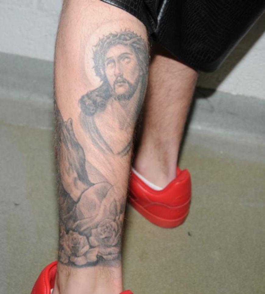 Justin Bieber ist sehr gläubig. Betende Hände und Jesus sollen das symbolisch darstellen