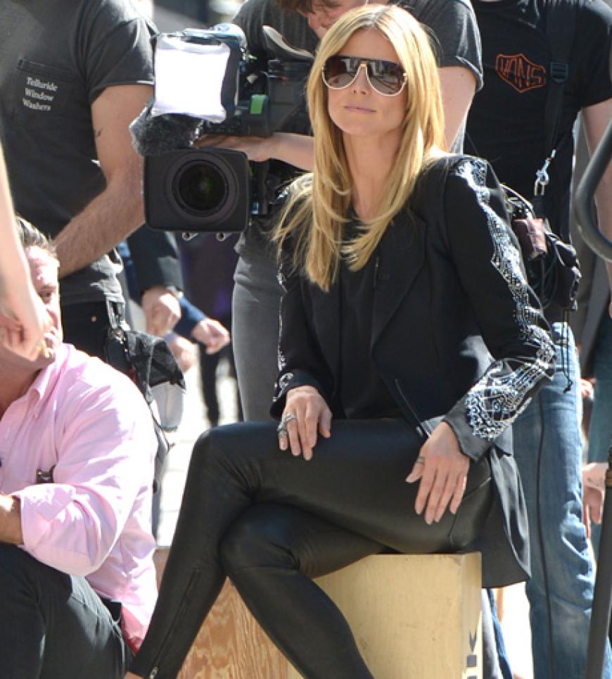 Heidi Klum hat Spaß am Set