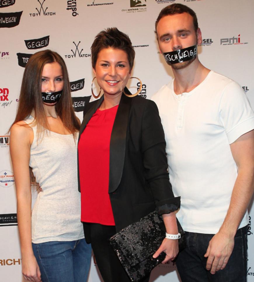 Society-Reporterin Vanessa Blumhagen schaute sich die Promi-Bilder ganz genau an
