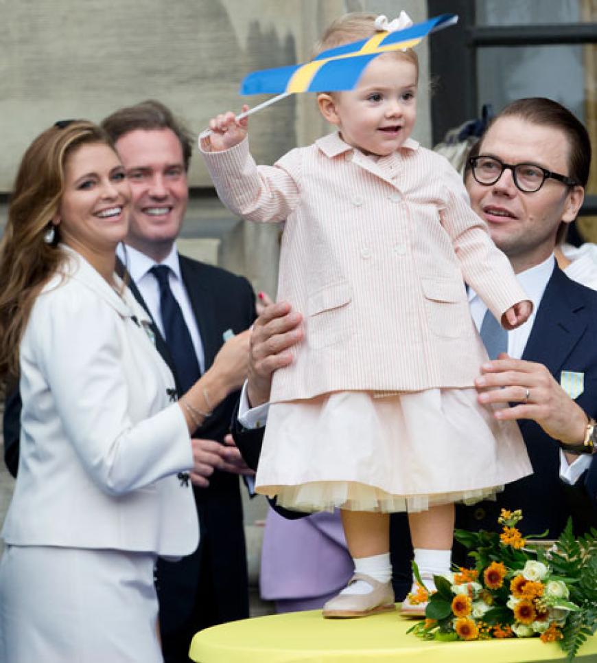 Früh übt sich! Bei den Festlichkeiten zum 40. Thronjubiläums von König Carl Gustaf wedelt klein Estelle mit der schwedischen Fahne. Eines Tages wird sie vermutlich Königin sein. Hinter ihr sieht man Prinzessin Madeleine & Chris, die kürzlich bekannt gegeben haben, Nachwuchs zu erwarten