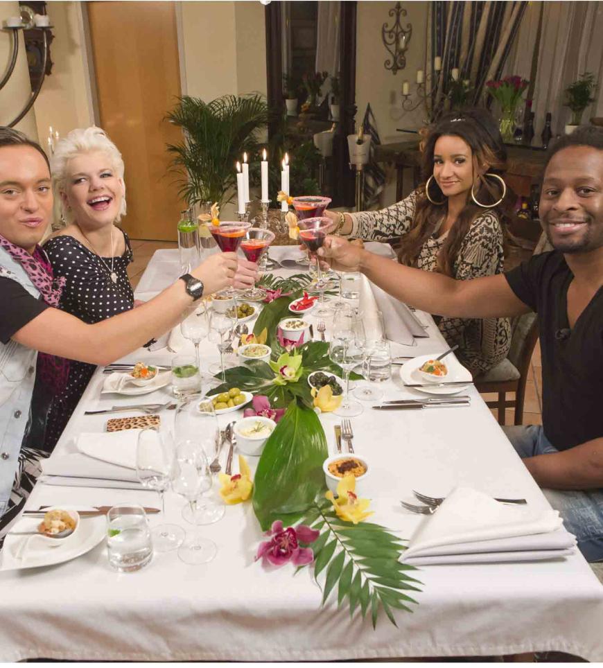 Cheers! Im rustikalen Wohnzimmer von Melanie Müller wurde beim Promi-Dinner angestoßen