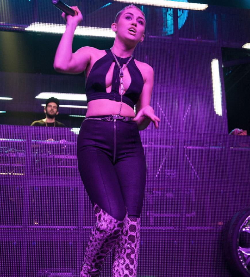Ein Teenie-Star in einem SM-Outfit? Über diesen Look müssen wir nicht lange nachdenken, der ging eindeutig daneben, Miley! Ihre Brüste presste sie in ein enges, bauchfreies Top mit Cut-Outs, dazu Leggins und Overknees im Leo-Look. Ohne Worte.