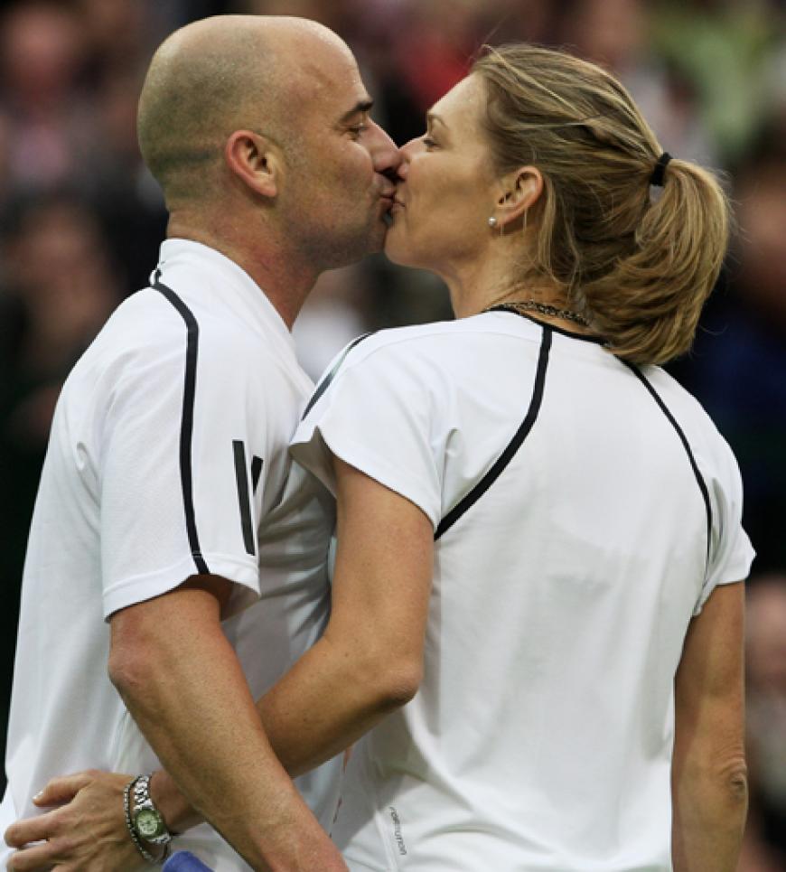 Kuss auf dem Rasen: Die beiden Tennis-Profis Andre Agassi und Steffi Graf